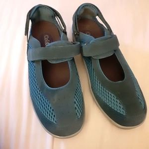 ORTH FEET LEATHER WOMEN SLIP ON SNEAKERS WITH ADJUSTABLE STRAPS SIZE 9